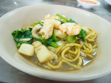 Makarna karides ile karıştırın