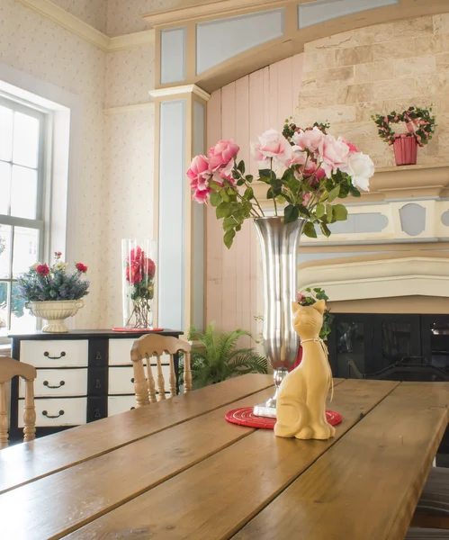 Cat statue in Vintage Dinning room — Stock Photo, Image