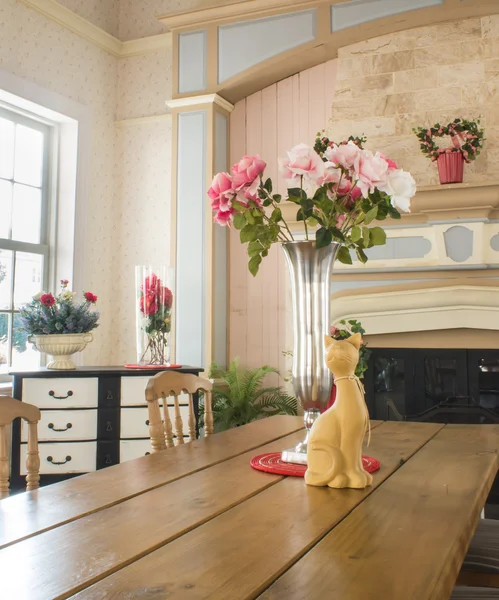 Kat standbeeld in Vintage eetkamer — Stockfoto