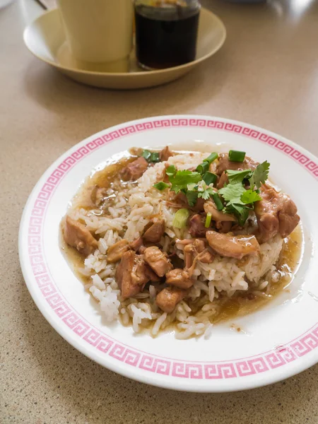 Frango com molho sobre arroz — Fotografia de Stock