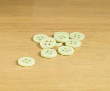 ahşap bir masa üzerindeki düğmeler