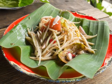 Tay papaya salatası (som tum)