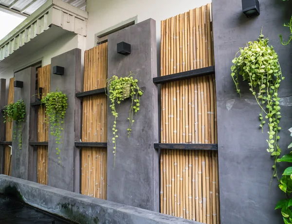 Cement en bamboe muur — Stockfoto