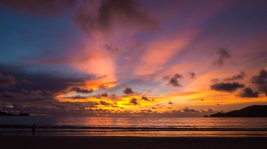 Sahilde güzel bir gün batımı 