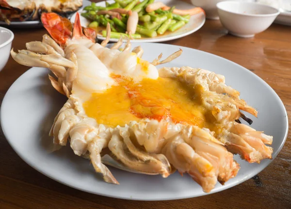 Faire griller le homard sur une assiette blanche Image En Vente