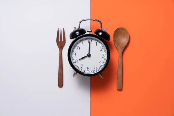 Food Klok Lepel Vork Gezonde Voeding Concept Witte Oranje Achtergrond — Stockfoto