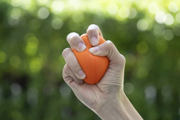 Frau Hält Stressball Auf Grünem Hintergrund — Stockfoto