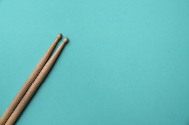 Davul çubuğu yeşil masa arkaplanı, üst görünüm, müzik konsepti