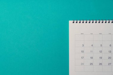 Takvimin yeşil masa arka planında kapatılması, iş toplantısı veya seyahat planlama konsepti için planlama