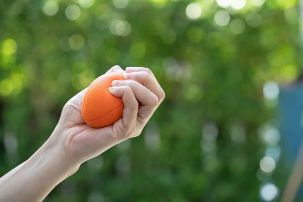 Cerca Las Manos Una Mujer Apretando Una Bola Estrés — Foto de Stock