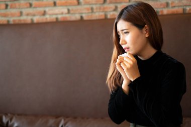 Genç Asyalı kadının ağlamasını ve gözyaşlarını silmesini.