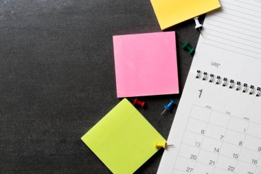 Takvimi siyah masa arka planında kapat, iş toplantısı veya seyahat planlama konsepti için planlama