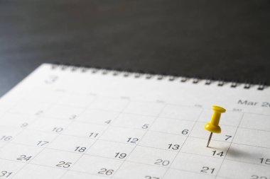 Covid-19, Corona Virüsü salgını dünya çapında insanların 14 günlük konsept için sosyal mesafeler çizmesi gereken takvim üzerine yakın plan.