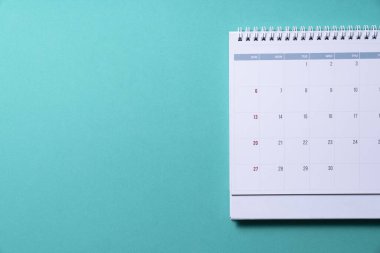 Takvimin yeşil masa arka planında kapatılması, iş toplantısı veya seyahat planlama konsepti için planlama