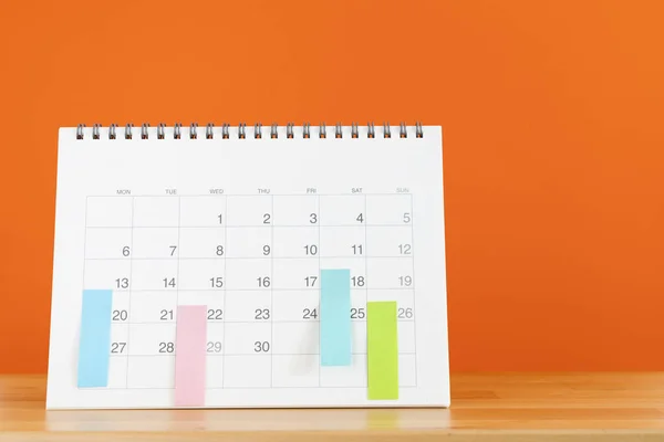 Chiusura Del Calendario Sul Tavolo Con Sfondo Arancione Pianificazione Meeting — Foto Stock
