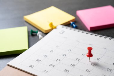 Takvimi siyah masa arka planında kapat, iş toplantısı veya seyahat planlama konsepti için planlama