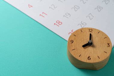 Yeşil masa arkaplanındaki takvim ve alarmın kapatılması, iş toplantısı ya da seyahat planlama konsepti