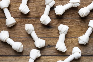 Köpek kemiği eski ahşap masa, köpek maması konsepti.