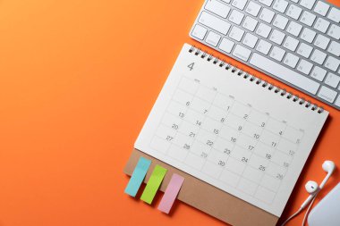 Takvimin kapanışı, turuncu masa arka planında klavye, iş toplantısı ya da seyahat planlama konsepti