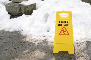 Dikkat ve ıslak zemin için risk bilgisi uyarısı