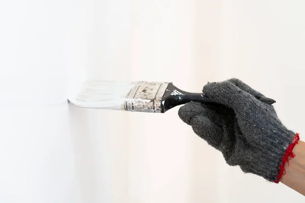 Trabajador Mano Que Sostiene Pintura Del Cepillo Blanco Casa Pared —  Fotos de Stock