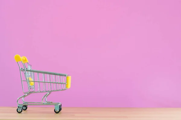 Shopping Vagn Leksak Från Snabbköpet Bordet Med Rosa Bakgrund Försäljning — Stockfoto