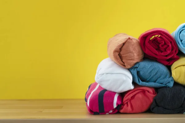 Close Rolou Roupas Shirt Coloridas Mesa Madeira Com Fundo Amarelo — Fotografia de Stock