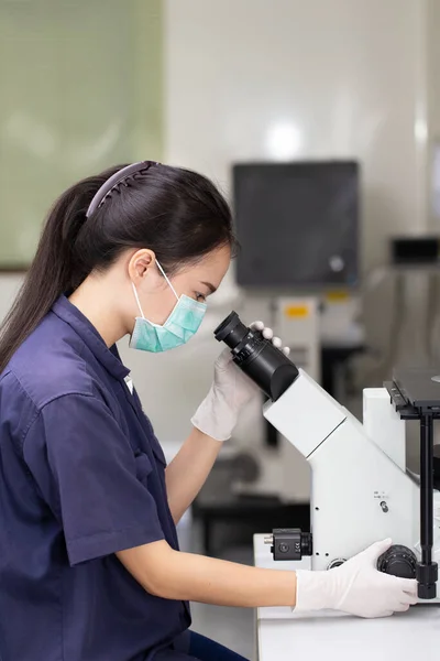 Scientist Looking Microscope Laboratory Microscope Coronavirus Covid Bacteriology Virology Dna — Stock Photo, Image