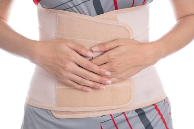 Sırtını korumak için sırt desteği takan genç Asyalı kadın, ilaç ve sağlıklı konsept.