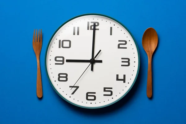 Cucchiaio Forchetta Dell Orologio Alimentare Concetto Colazione Sana Sfondo Blu — Foto Stock