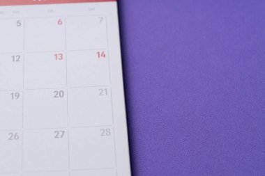 Mor masa arkaplanındaki takvimin kapatılması, iş toplantısı veya seyahat planlama konsepti için planlama