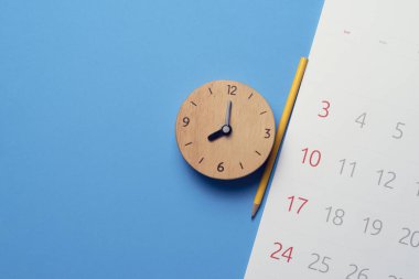 mavi masa arkaplanındaki takvim ve alarmın kapatılması, iş toplantısı veya seyahat planlama konsepti için planlama