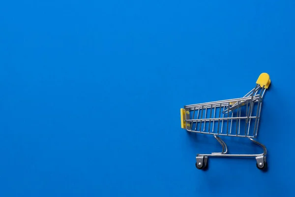 Shopping Vagn Leksak Från Snabbköpet Bordet Med Blå Bakgrund Försäljning — Stockfoto