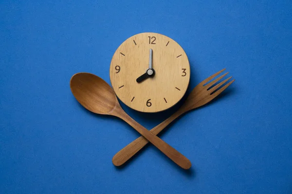 Jedzenie Zegar Łyżka Widelec Zdrowe Jedzenie Śniadanie Koncepcja Niebieskim Tle — Zdjęcie stockowe