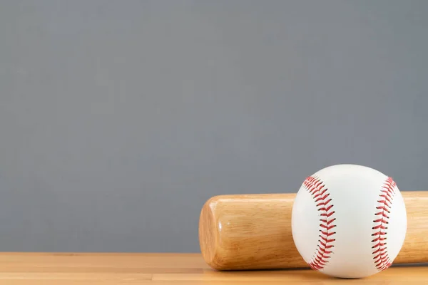 Nahaufnahme Baseball Und Baseballschläger Auf Holztisch Mit Grauem Kopierraum Hintergrund — Stockfoto