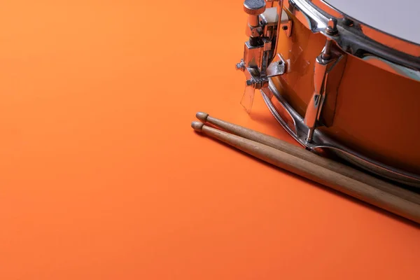 Drumstick Trommel Oranje Tafel Achtergrond Close Muziekconcept — Stockfoto