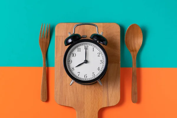 Jedzenie Zegar Łyżka Widelec Zdrowe Jedzenie Śniadanie Koncepcja Czarnym Tle — Zdjęcie stockowe