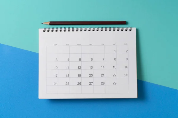 Primo Piano Del Calendario Dei Pencii Sullo Sfondo Verde Blu — Foto Stock