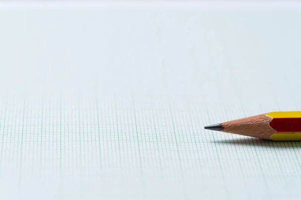 Kalemleri Grafik Kağıdına Araştırma Eğitim Konseptine Kapat — Stok fotoğraf