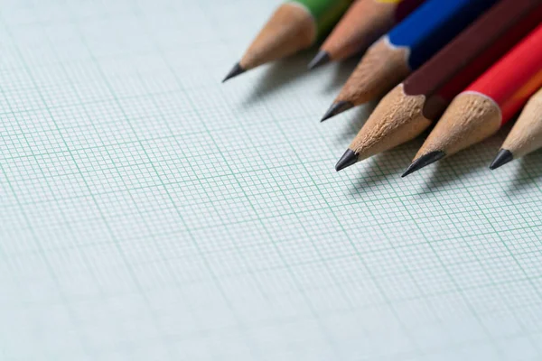Grafik Kağıdındaki Kalemler Araştırma Eğitim Konsepti — Stok fotoğraf