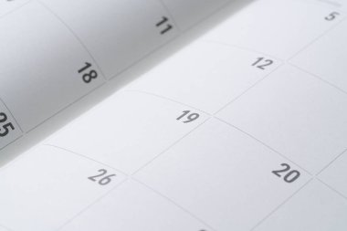 Masa arkasındaki takvimin kapatılması, iş toplantısı ya da seyahat planlama konsepti