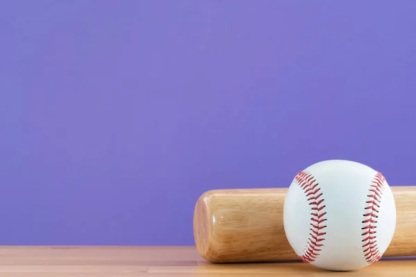 Nahaufnahme Baseball Und Baseballschläger Auf Holztisch Mit Lila Kopierraum Hintergrund — Stockfoto