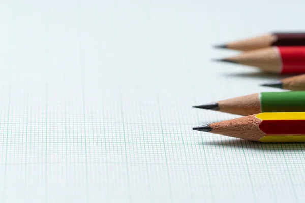 Grafik Kağıdındaki Kalemler Araştırma Eğitim Konsepti — Stok fotoğraf