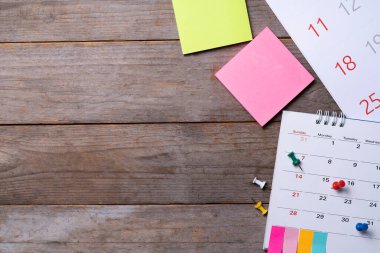 Takvimi ahşap masa arka planında kapat, iş toplantısı ya da seyahat planlama konsepti için planlama