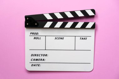 Film, sinema ve video fotoğrafçılığı kavramı; pembe masa karartması üzerine alkış.