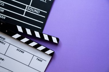 Mor masa arkaplanındaki film alkışları; film, sinema ve video fotoğrafçılığı kavramı