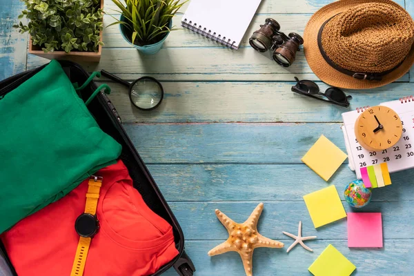 旅行休暇旅行の概念と木製のテーブルの背景に長い夏の週末の計画 — ストック写真
