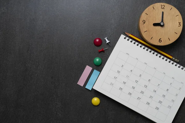 Закрытие Календаря Часов Фоне Черного Стола Планирование Деловых Встреч Планирование — стоковое фото