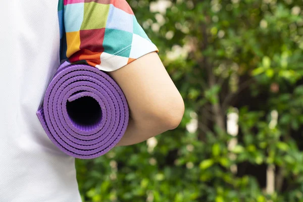 Jovem Segurando Tapete Ioga Aula Exercício Para Esporte Conceito Saudável — Fotografia de Stock