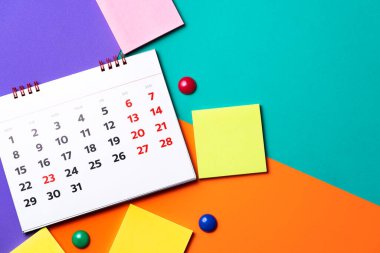 Renkli masa arkaplanındaki takvimi kapat, iş toplantısı ya da seyahat planlama konseptini planla